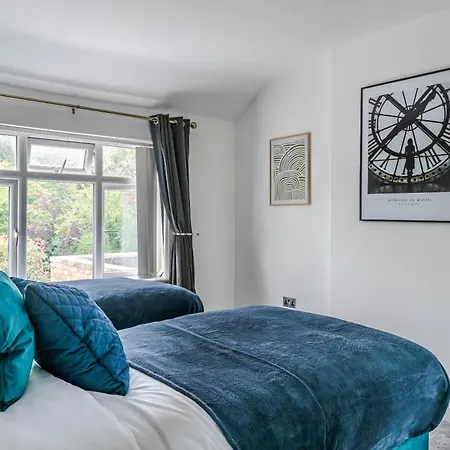 Spacious And Comfortable 5 Bedroom, 2 Bathroom With Pool Table, Perfect For Contractors, Nec And Families