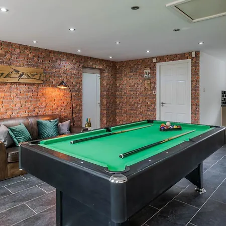 Spacious And Comfortable 5 Bedroom, 2 Bathroom With Pool Table, Perfect For Contractors, Nec And Families Nyaraló Birmingham
