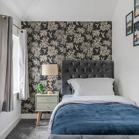 Spacious And Comfortable 5 Bedroom, 2 Bathroom With Pool Table, Perfect For Contractors, Nec And Families