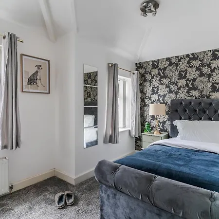Nyaraló Spacious And Comfortable 5 Bedroom, 2 Bathroom With Pool Table, Perfect For Contractors, Nec And Families Birmingham