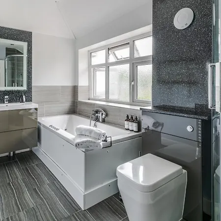 Spacious And Comfortable 5 Bedroom, 2 Bathroom With Pool Table, Perfect For Contractors, Nec And Families Birmingham